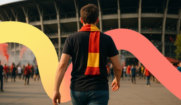 Supporter marchant vers une tribune de stade