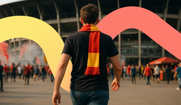 Supporter marchant vers une tribune de stade